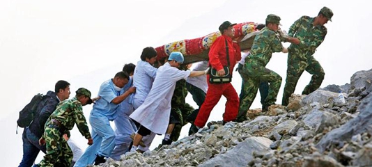 在同特大地(dì)震災害的艱苦搏鬥中，我們的民族和(hé)人(rén)民展示出了(le)十分崇高的精神。這(zhè)就是萬衆一(yī)心、衆志成城，不畏艱險、百折不撓，以人(rén)為(wèi)本、尊重科學的偉大抗震救災精神。